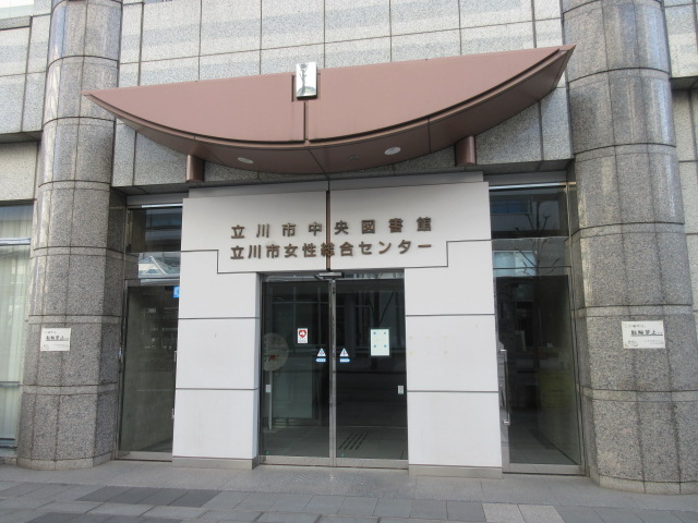 中央図書館　外観（１階入口）